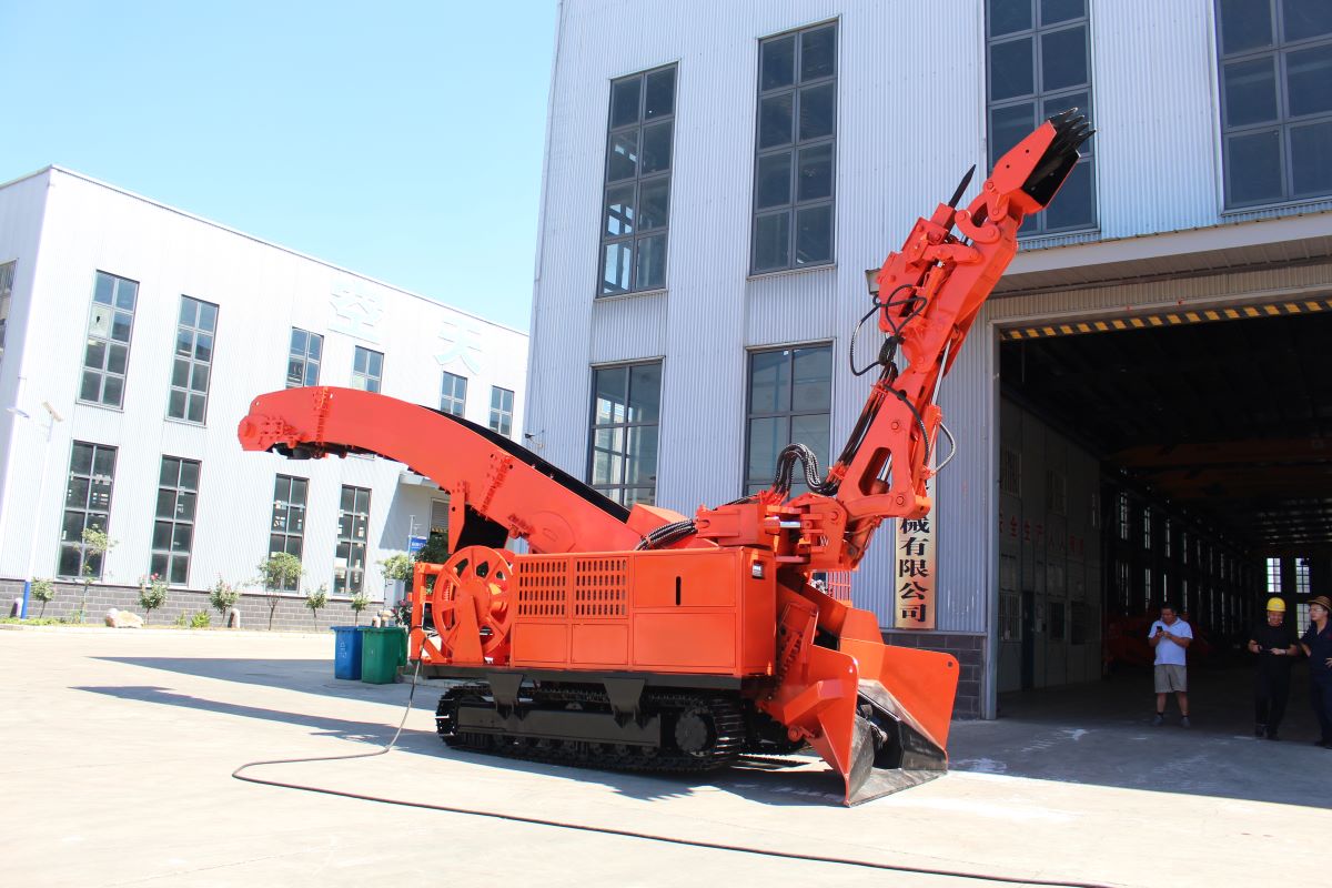 永力通兩種行走方式，履帶扒渣機輪胎扒渣機都有