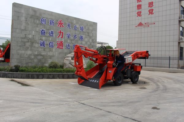 輪胎式扒渣機(jī)機(jī)動(dòng)靈活，永力通輪胎扒渣機(jī)轉(zhuǎn)場(chǎng)超快