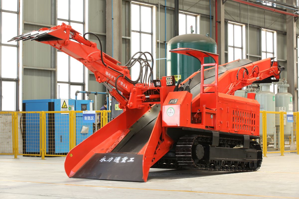 永力通履帶扒渣機(jī)，專(zhuān)治各種復(fù)雜路況